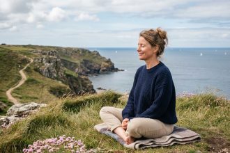 Séance de méditation en bord de mer en Bretagne